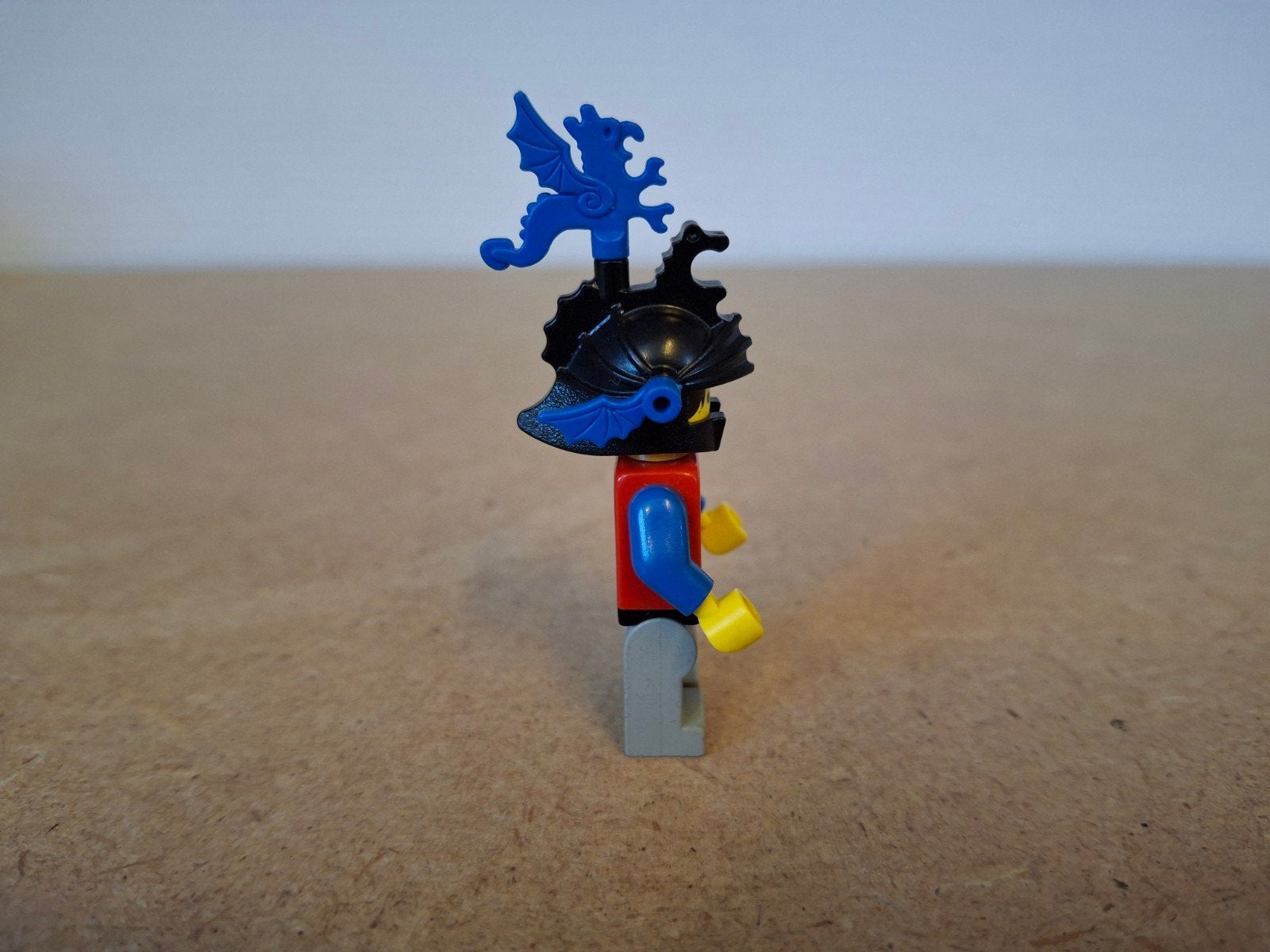 Lego Dragon Knight met blauwe plumes. Jaren 90 Castle, Lego, Info@lego.com, 33 Bath Road, Slough, UK, Lego