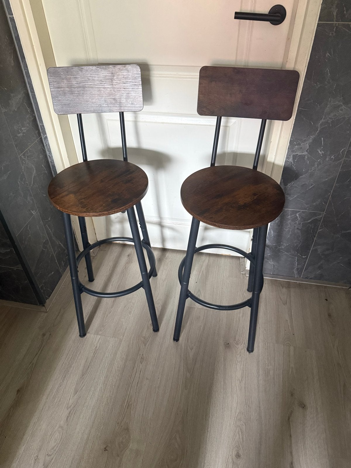 Set van 2 barkrukken met rugleuning - industrieel design, Huis en Inrichting, Barkrukken, Ophalen, Met voetsteun, Zo goed als nieuw