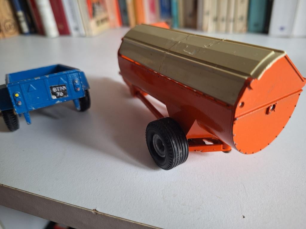 Vintage Speelgoed: Blauwe Aanhanger & Oranje Strooier, Overige merken, Gebruikt, 1:50 of kleiner, Overige typen