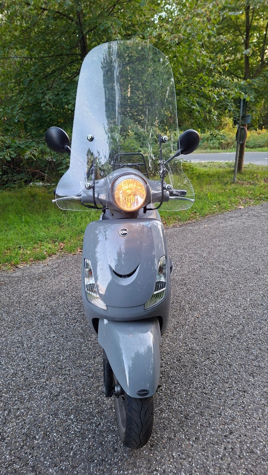 Te koop: een mooie lichtgrijze scooter van slechts 2 jaar ou, Ophalen, Gebruikt, Sym
