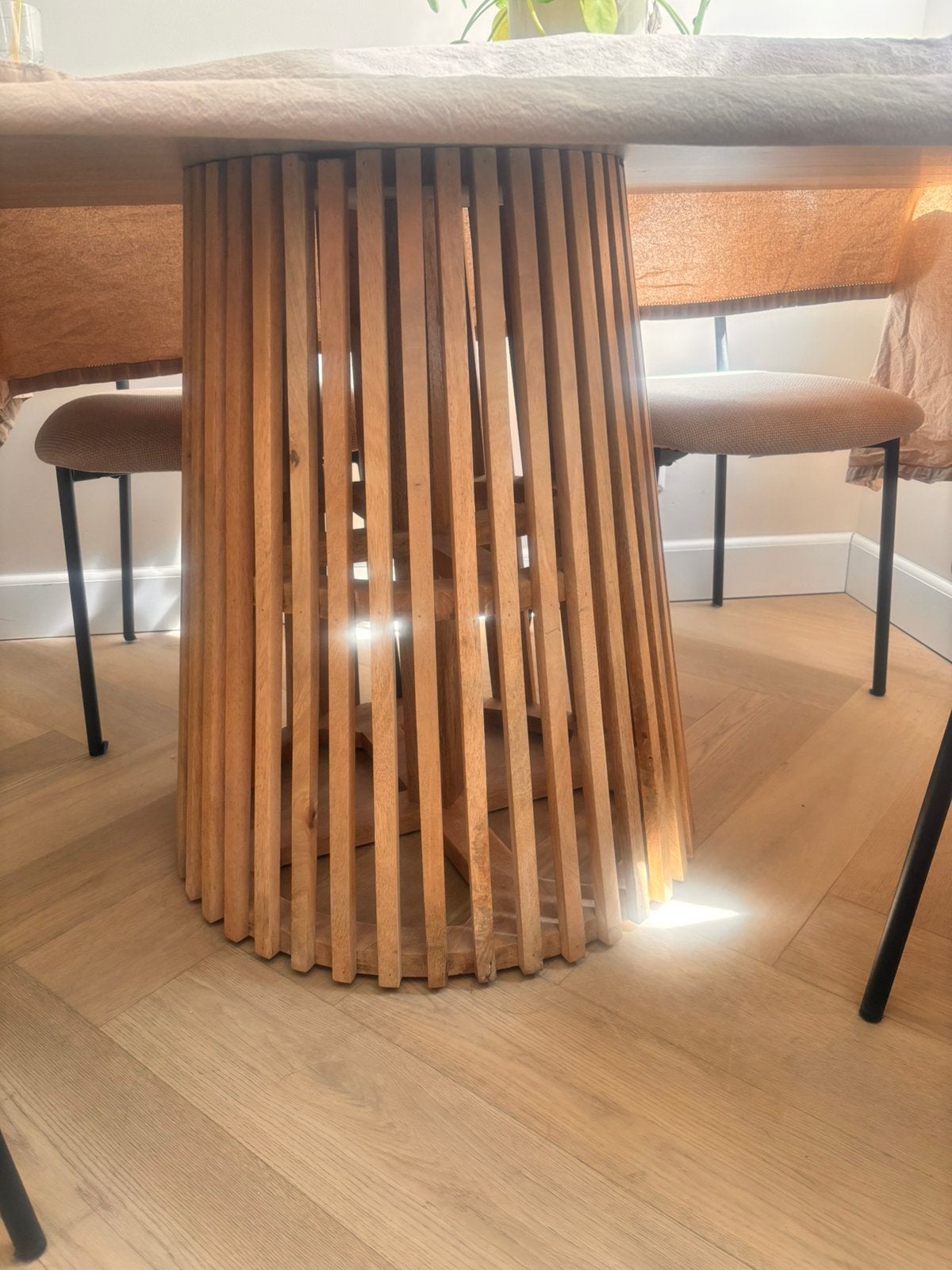 Ronde tafelpoot met houten latjes, Ophalen, Zo goed als nieuw