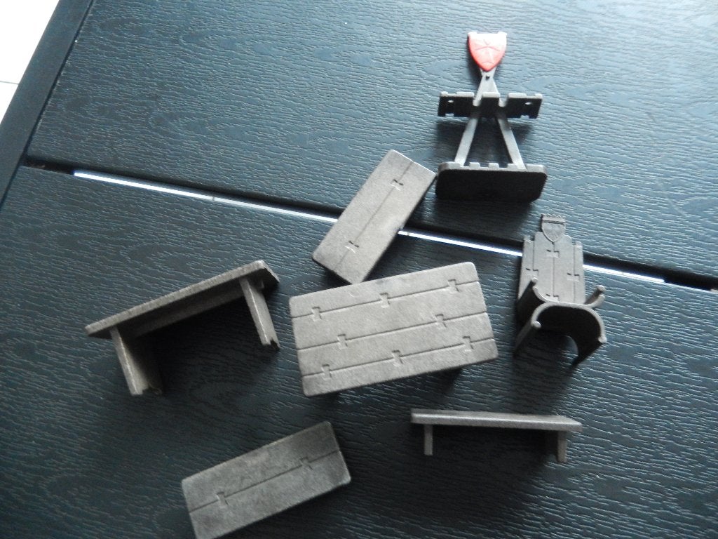 Playmobil: tafels/stoel en wapenrek, Ophalen of Verzenden, Gebruikt