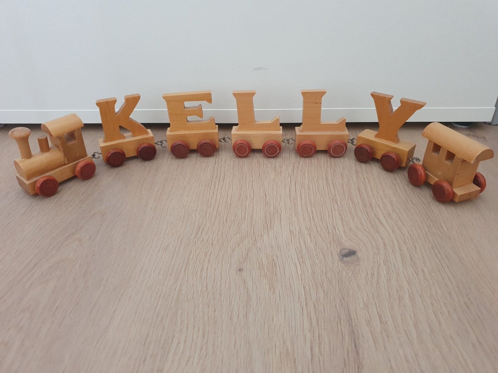 Houten trein met naam 'KELLY', Ophalen