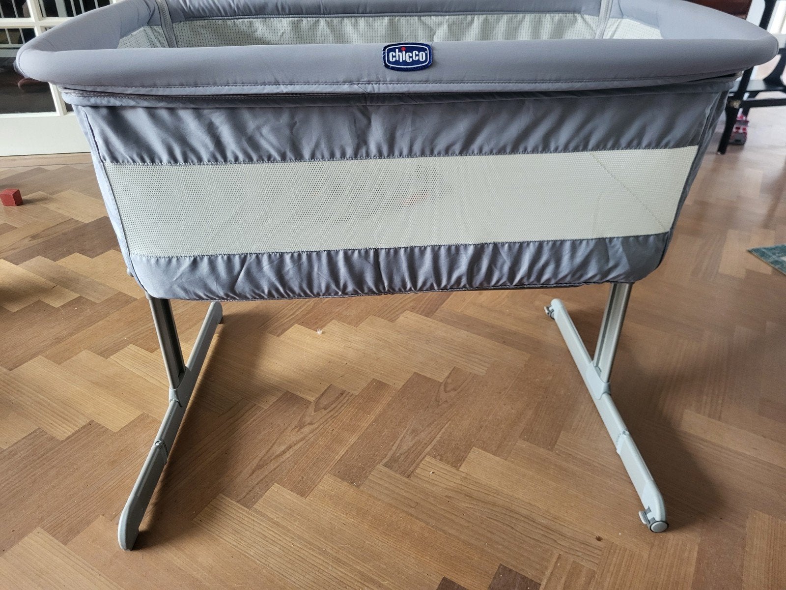 Chicco Next2Me Zijbedje/Wieg - Grijs, Kinderen en Baby's, Ophalen, Zo goed als nieuw, Wieg