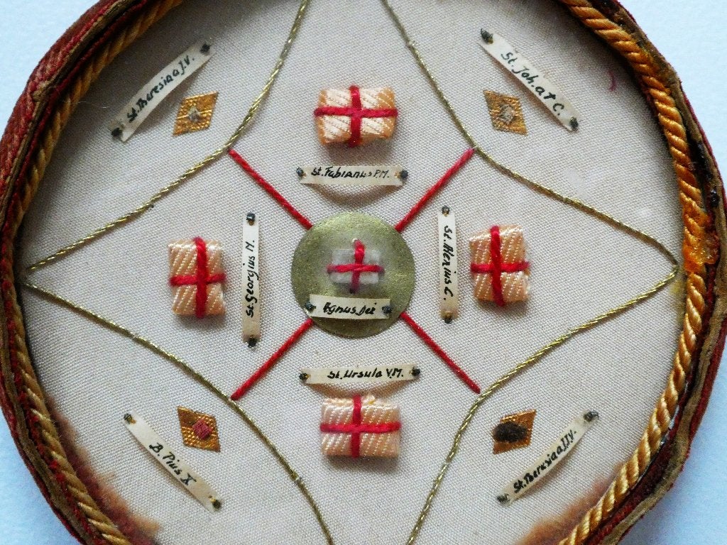 Reliekschrijn met daarin een reliekhouder met 9 relieken, Ophalen of Verzenden