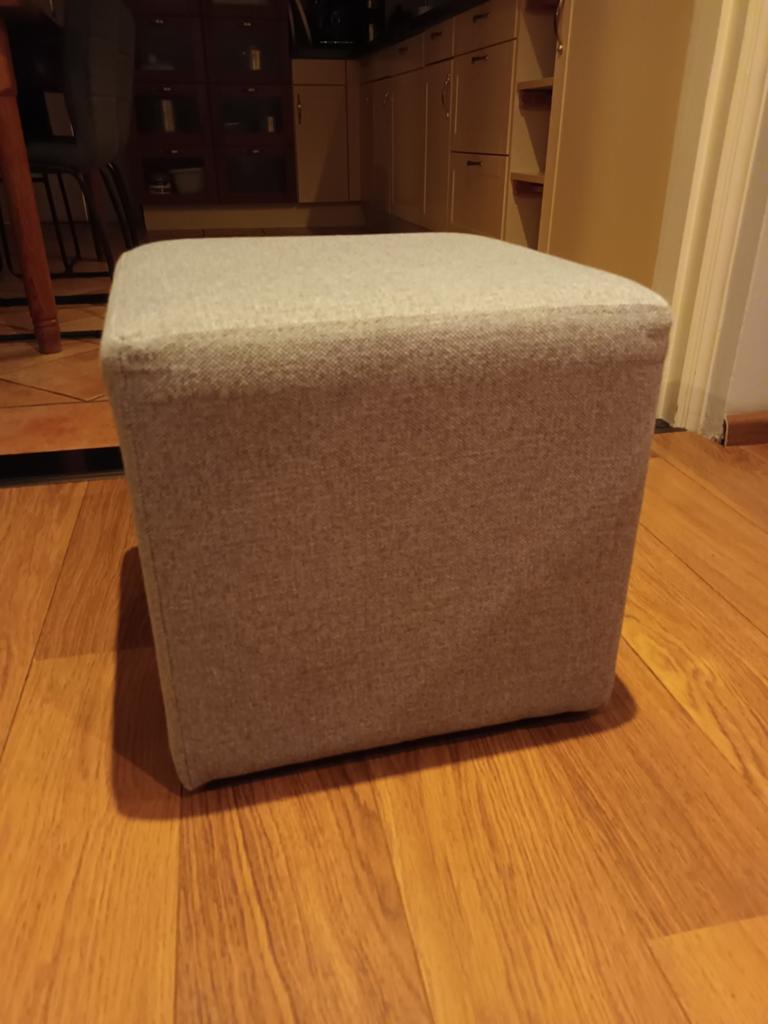Vierkante lichtgrijze stoffen poef - Absolute nieuwstaat, Ophalen, Minder dan 50 cm, Vierkant, Minder dan 50 cm