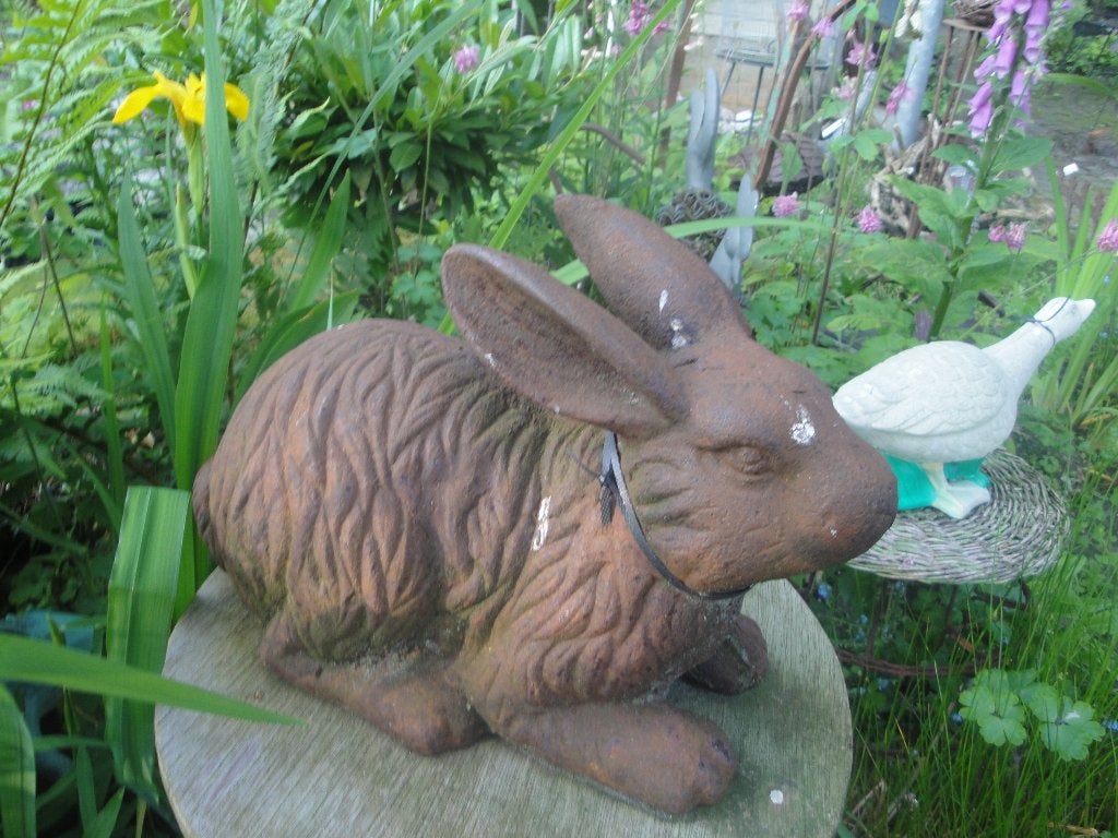 tuinbeeld konijn rustiek en charmant, Ophalen of Verzenden, Nieuw, Metaal, Dierenbeeld