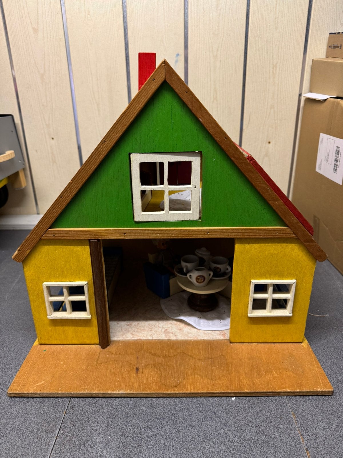 Leuk vintage groot houten poppenhuis met accessoires, Ophalen, Zo goed als nieuw, Poppenhuis