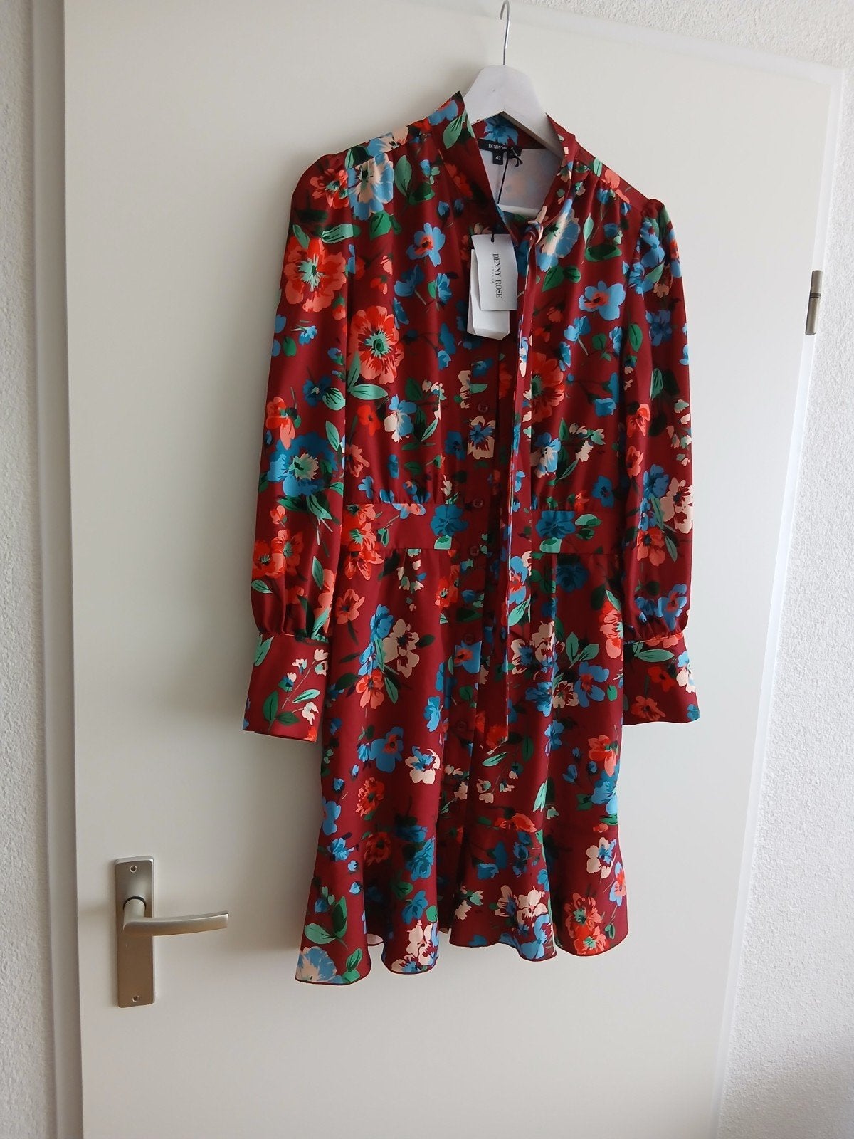Modieus nieuw rood bloemen jurkje van DENNY ROSE. Maat 42., Denny Rose, Verzenden, Maat 42/44 (L), Nieuw