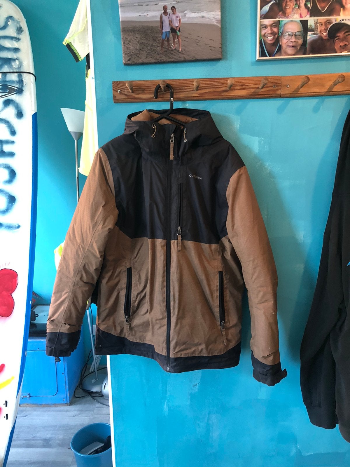 Quecha Bruine winterjas maat L. € 10, Ophalen of Verzenden, Gedragen, Maat 52/54 (L), Bruin