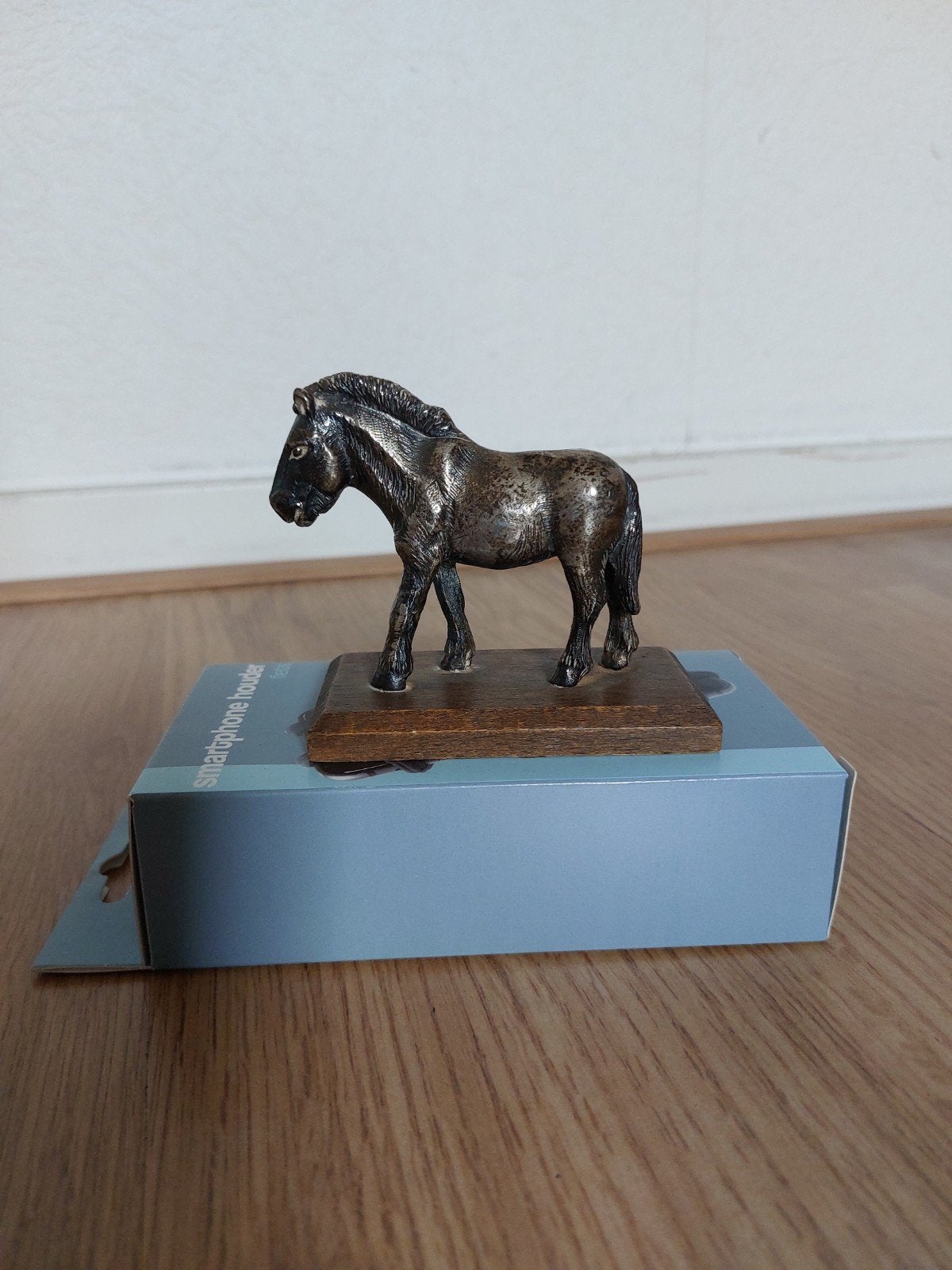 Vintage paardenbeeldje op houten sokkel, Verzenden