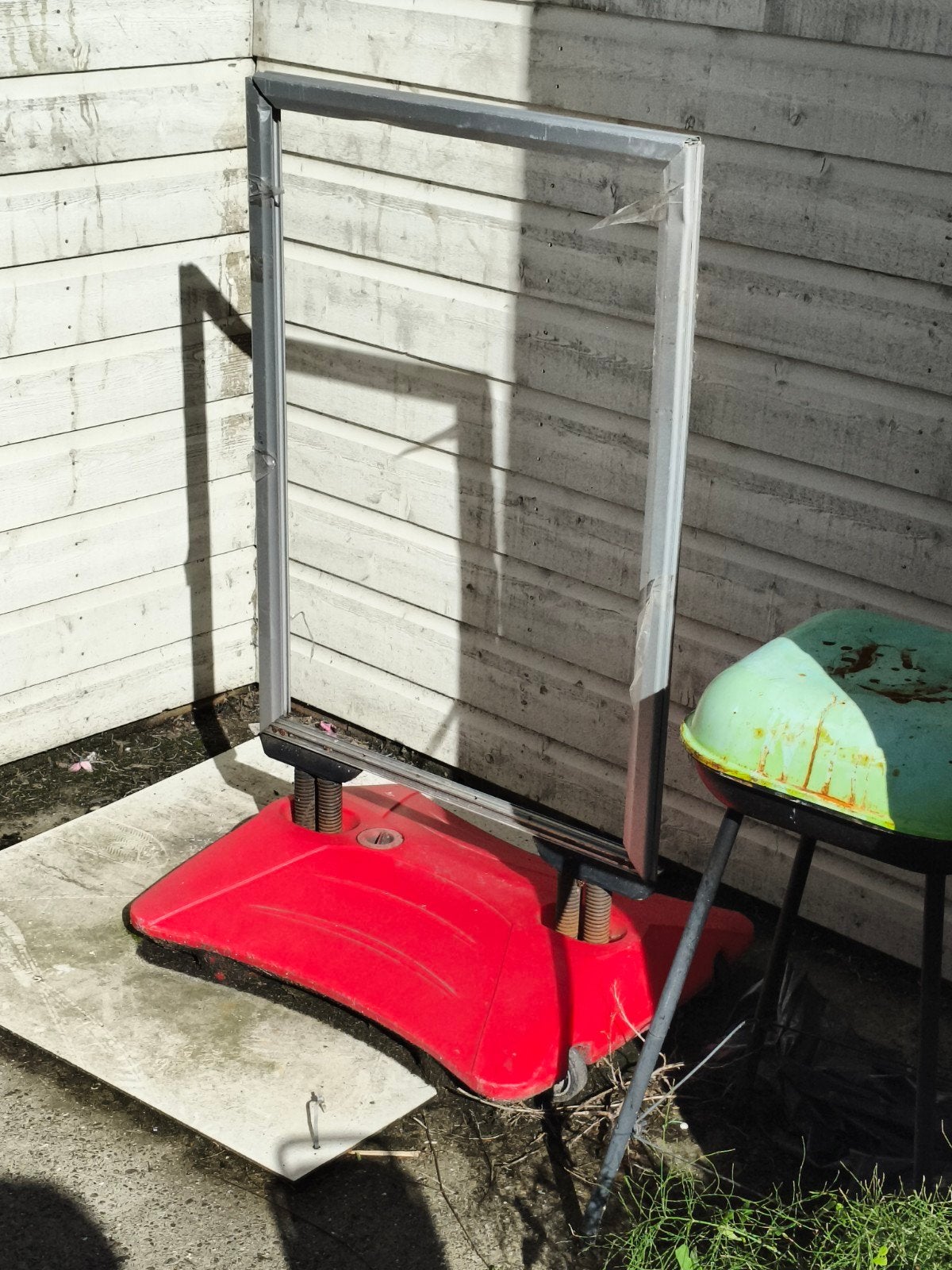 Gratis af te halen: Oude stoepbord met rode voet, Zakelijke goederen, Kantoor en Winkelinrichting | Winkel en Inventaris, Ophalen of Verzenden