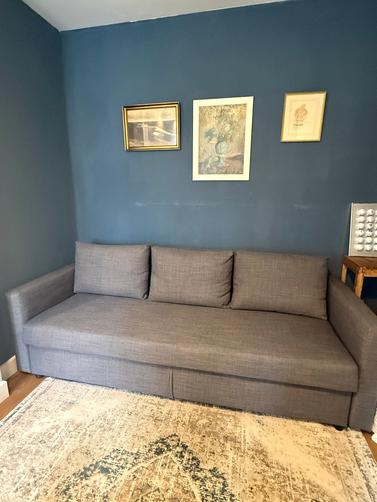 IKEA FRIHETEN 3-zits slaapbank Skiftebo donkergrijs, Huis en Inrichting, Slaapkamer | Slaapbanken, Ophalen, Gebruikt, Tweepersoons
