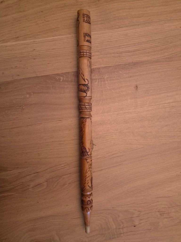 Antieke, houten breischede, gegraveerd, vintage, Ophalen of Verzenden