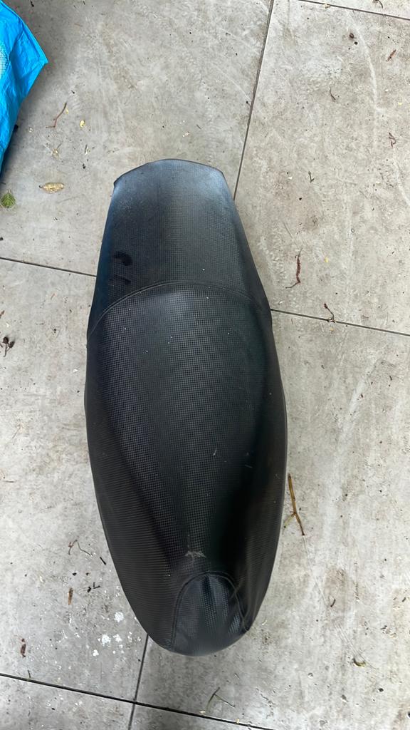 Buddy+seat carbon peugeot speedfight 3, Fietsen en Brommers, Brommeronderdelen | Scooters, Ophalen of Verzenden, Zo goed als nieuw