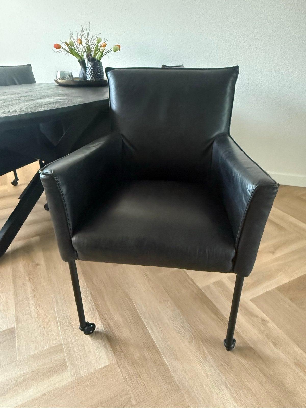 4 Leren eetkamerstoelen met armleuning en wieltjes, Ophalen, Zwart, Leer, Zo goed als nieuw