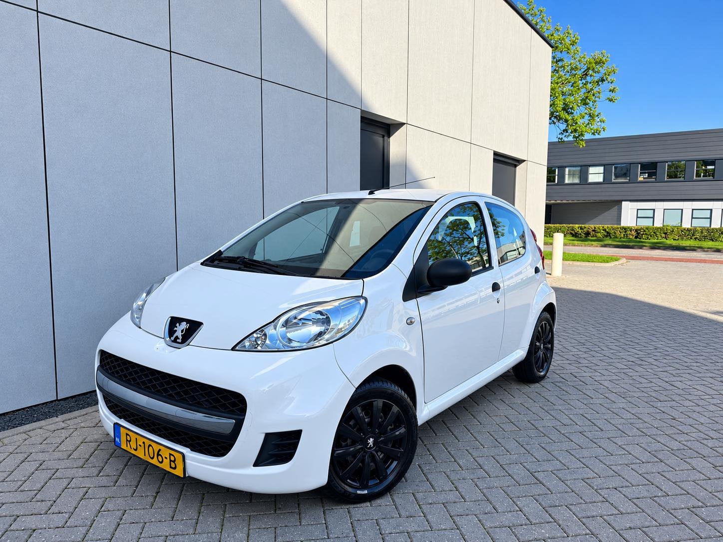 Peugeot 107 1.0 12V 5DR 2010 Wit/LPG G3/NIEUWE APK/CARPLAY/, Auto's, Voorwielaandrijving, Stof, Zwart, 4 stoelen