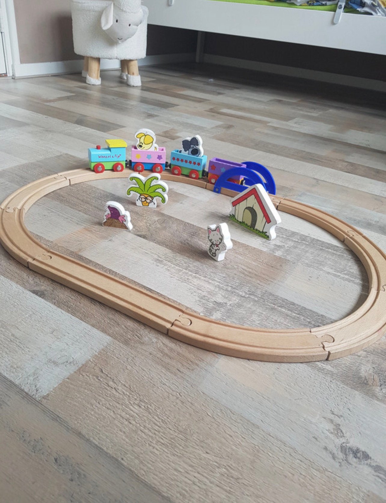 Houten trein aan woezel en pip, Ophalen of Verzenden, Gebruikt