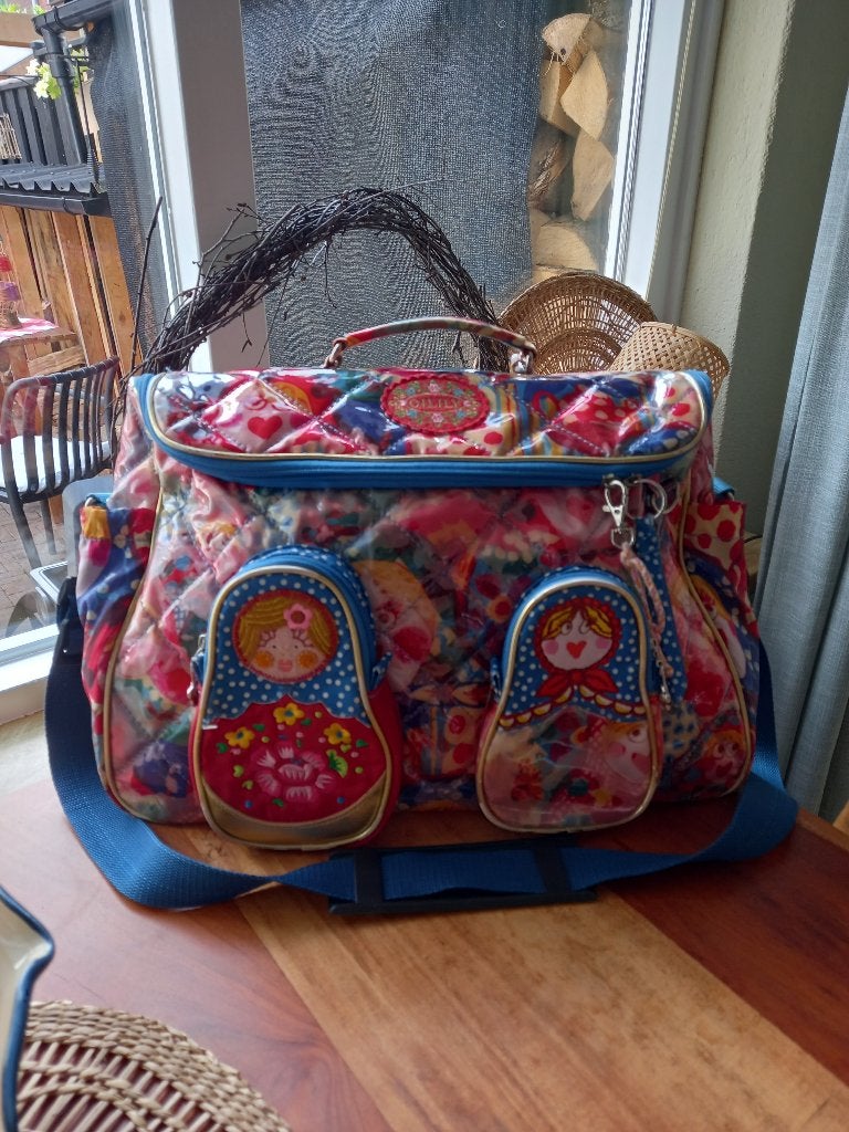 Kleurrijke Oilily schoudertas met baboesjka-poppen design, Sieraden, Tassen en Uiterlijk, Tassen | Damestassen, Ophalen of Verzenden