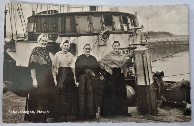 Scheveningen Haven met vissersvrouwen in klederdracht, Verzenden, Voor 1920, Zuid-Holland