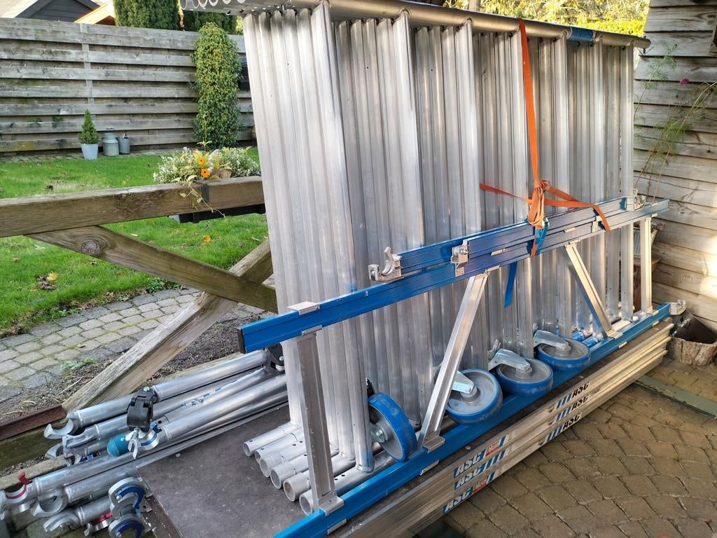 Mooi klus weer TE HUUR. 9 m Rolsteiger op aanhanger. HUUR, Doe-het-zelf en Verbouw, Steigers, Ophalen of Verzenden, Zo goed als nieuw
