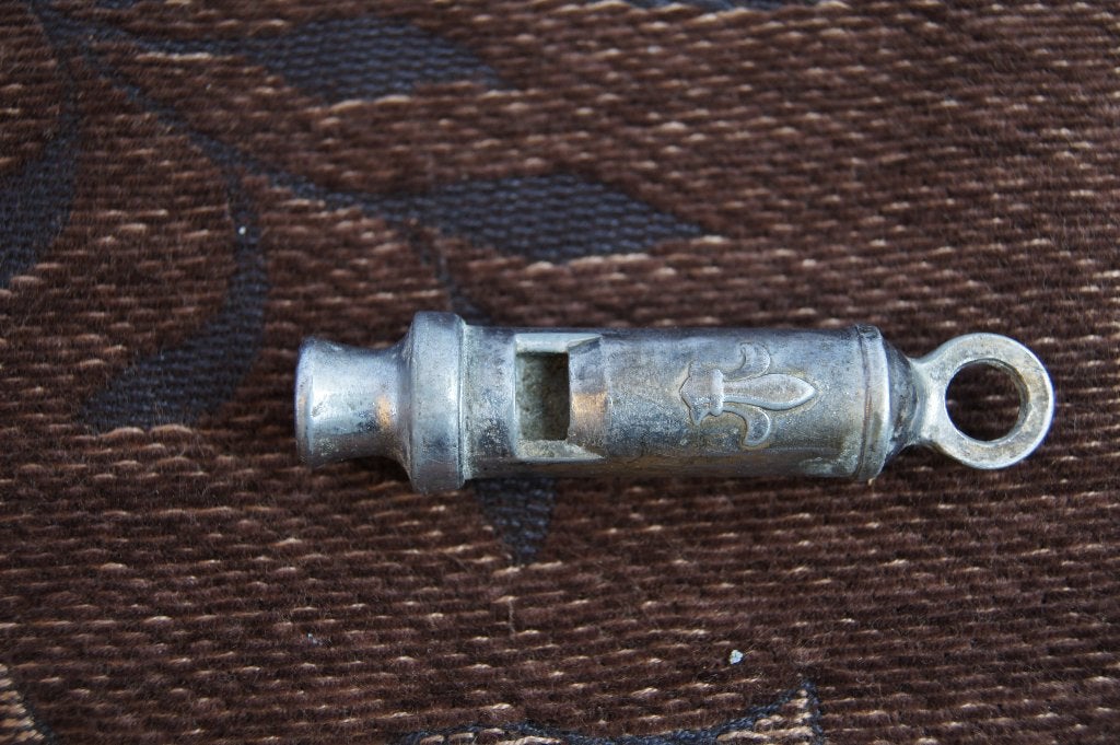 Vintage metal fluitje met lelie-symbool 'Fleur de Lis, Ophalen of Verzenden, Gebruikt, Overige sporten, Overige typen