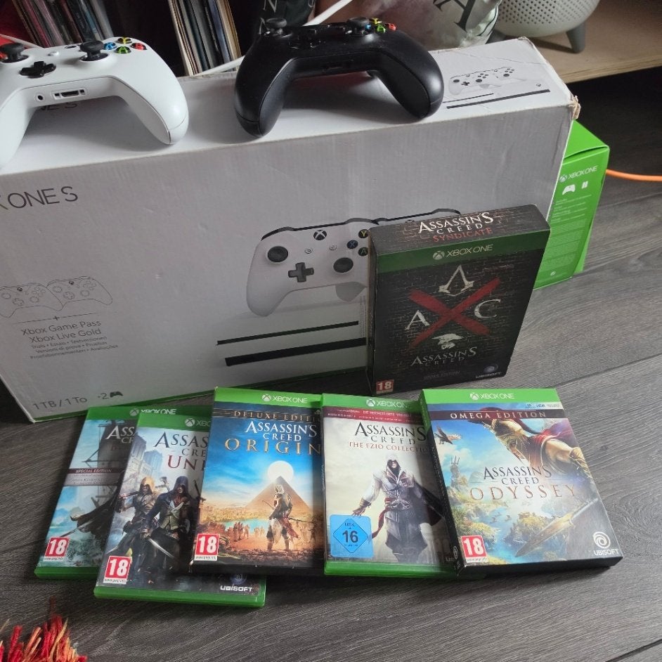 Xbox one S 1tb met controlers en AC games., 2 spelers, Ophalen of Verzenden, Zo goed als nieuw, Vanaf 3 jaar