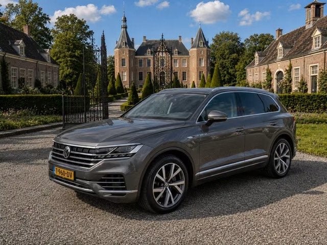 Volkswagen Touareg 3.0 TSi eHybrid 4MOTION km 48.000 nap 1e, Auto's, Automaat, Gebruikt, 2327 kg, Leder