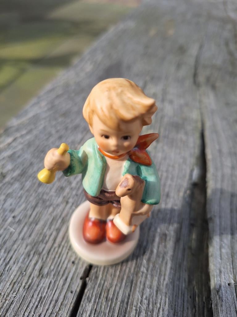 Hummel beeldje Junge mit Holzpferd #820 - Nieuwstaat, Ophalen of Verzenden, Nieuw, Hummel