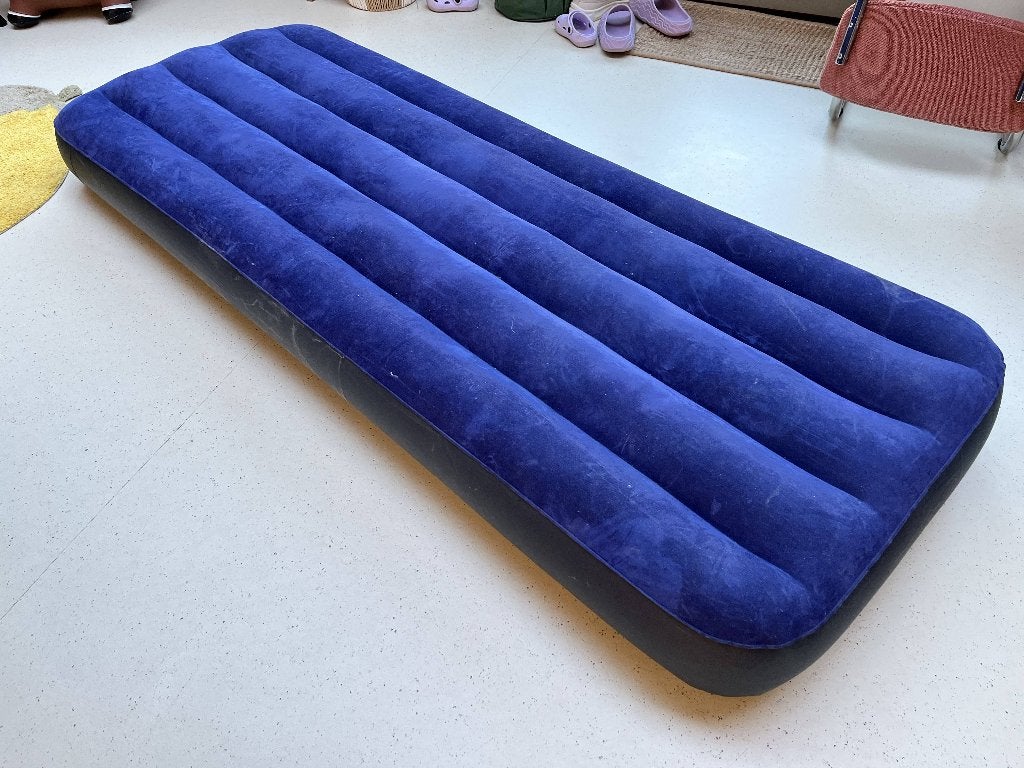 Intex 1-persoons luchtbed met elektrische pomp, Ophalen of Verzenden, Zo goed als nieuw, 1-persoons
