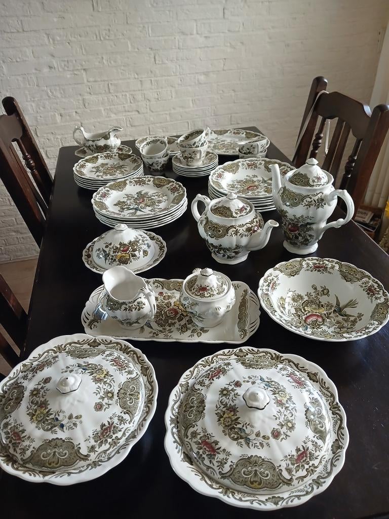 Uitgebreid servies met bloemmotief en vogels, Ophalen
