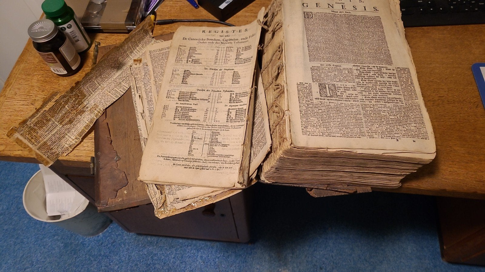 Originele Statenbijbel uit 1710 - Zwaar Beschadigd, Antiek en Kunst, Antiek | Boeken en Bijbels, Ophalen, Staten-Generaal