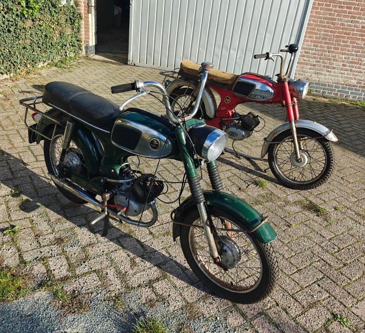 Twee klassieke Sparta groene 2v en rode 3v project, Ophalen