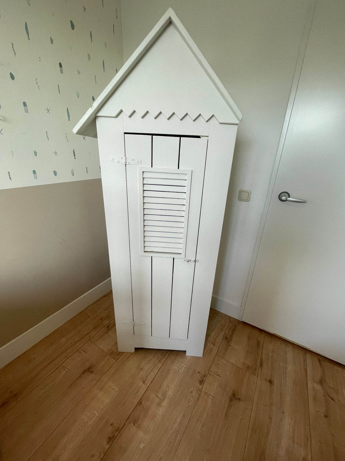 Strandkast met louvre details, Ophalen, 50 tot 70 cm, 105 cm of meer, Zo goed als nieuw