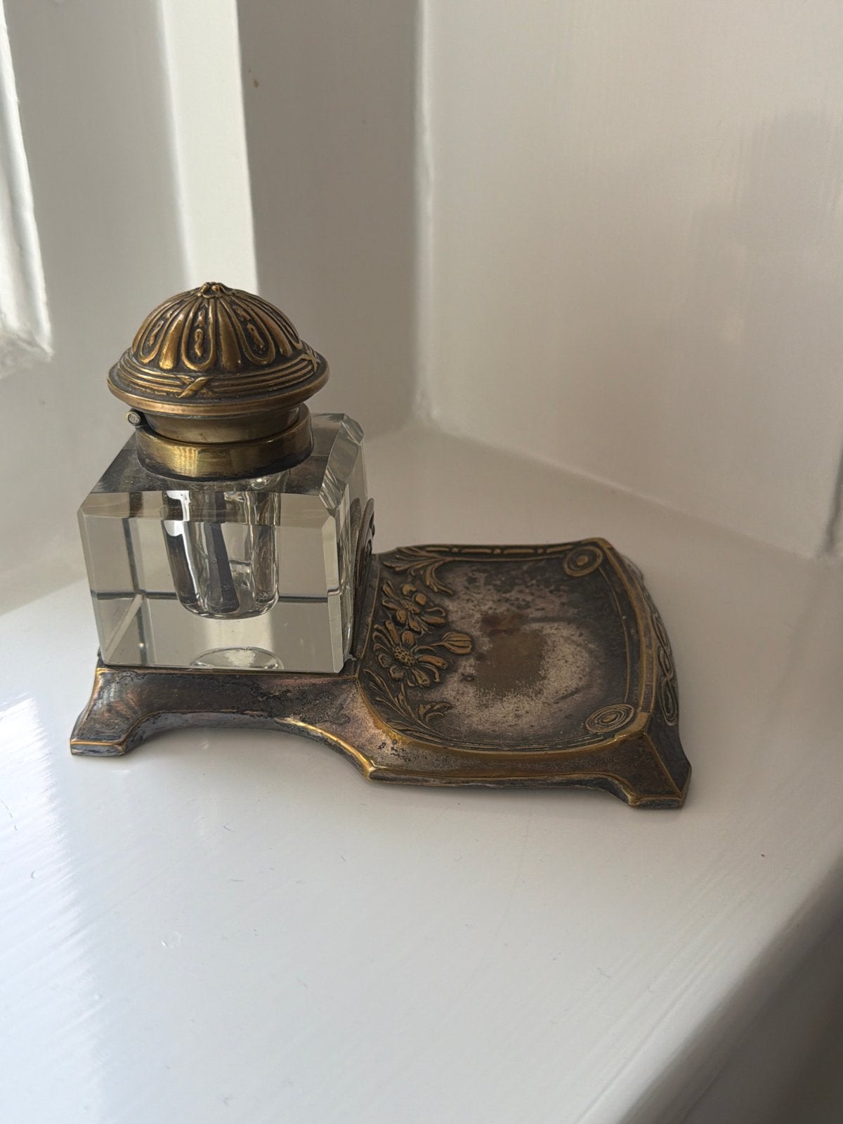 Antieke inktpot met bronzen houder en glazen reservoir, Ophalen of Verzenden