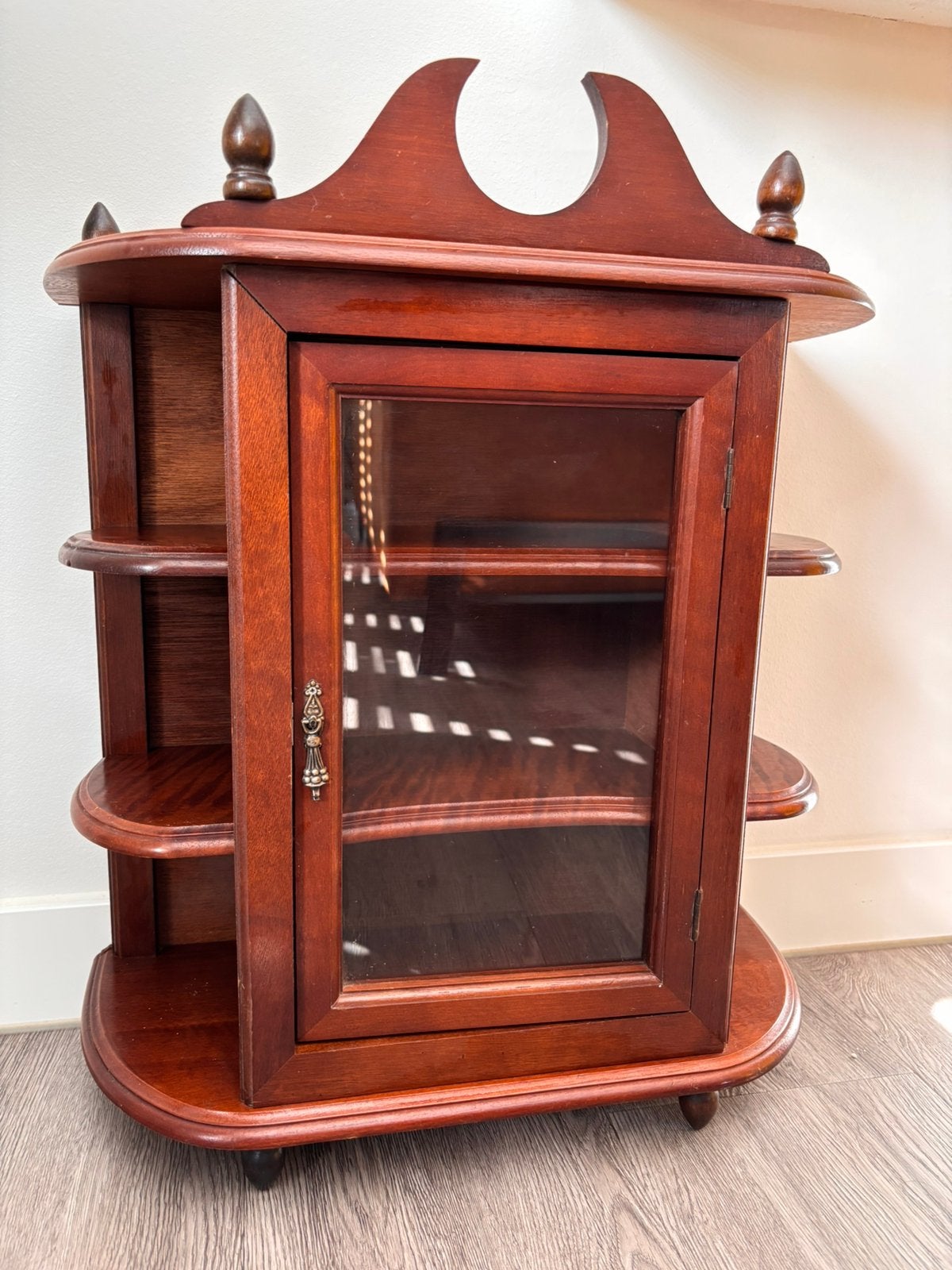 Bijzondere klassieke wandvitrine | Sierlijke etagère, Huis en Inrichting, Minder dan 100 cm, 25 tot 50 cm, 50 tot 100 cm, Ophalen of Verzenden