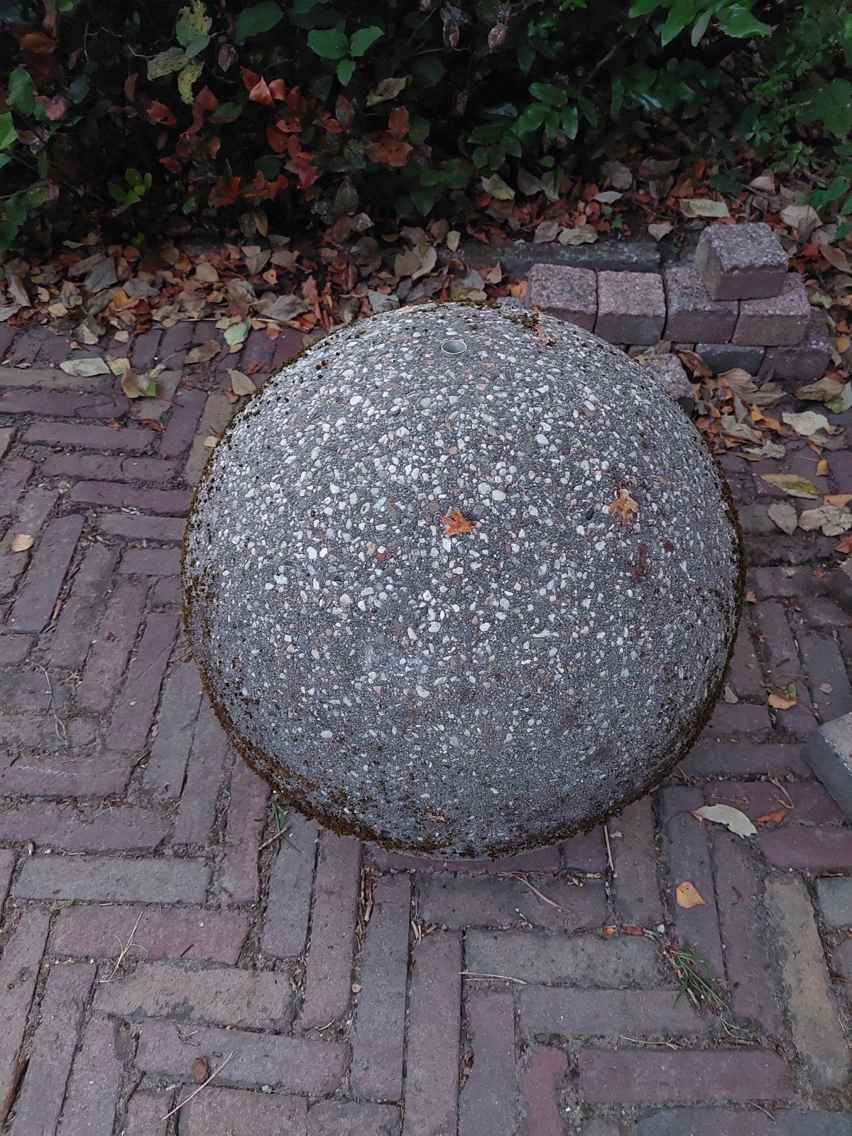 Gratis: betonnen bol 50 cm diameter, Ophalen, Gebruikt, Beton, Waterornament