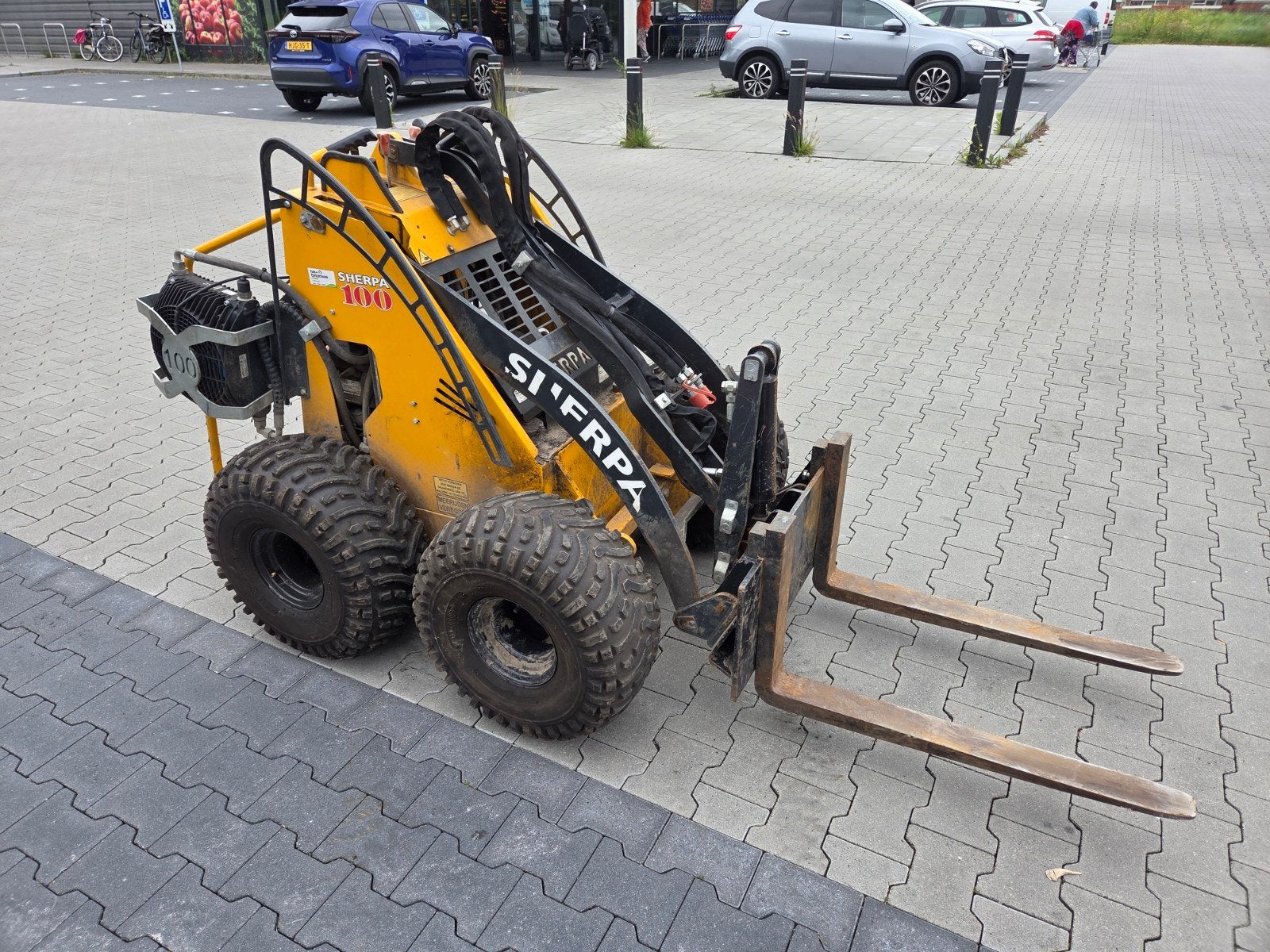 Sherpa 100 Minishovel Skidster met diverse aanbouwdelen, Zakelijke goederen, Machines en Bouw | Kranen en Graafmachines, Wiellader of Shovel