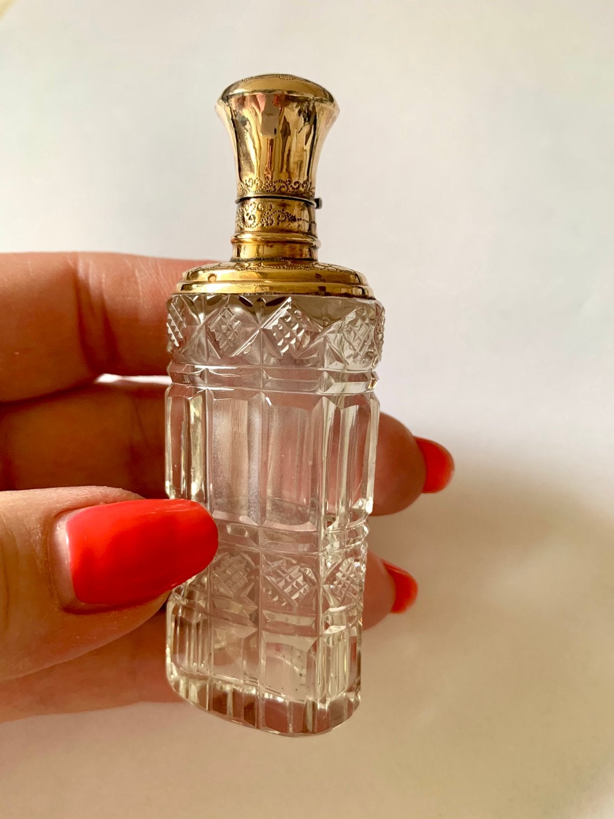 Hollands kristallen parfumflesje met 14 karaat gouden dop., Ophalen of Verzenden, Zilver