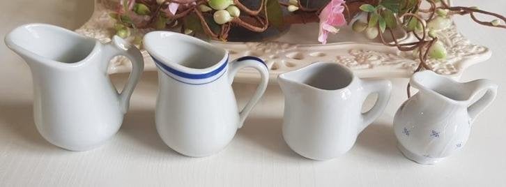 2 mini melkkannetjes , wit porselein, blauw randje, motief, Ophalen of Verzenden
