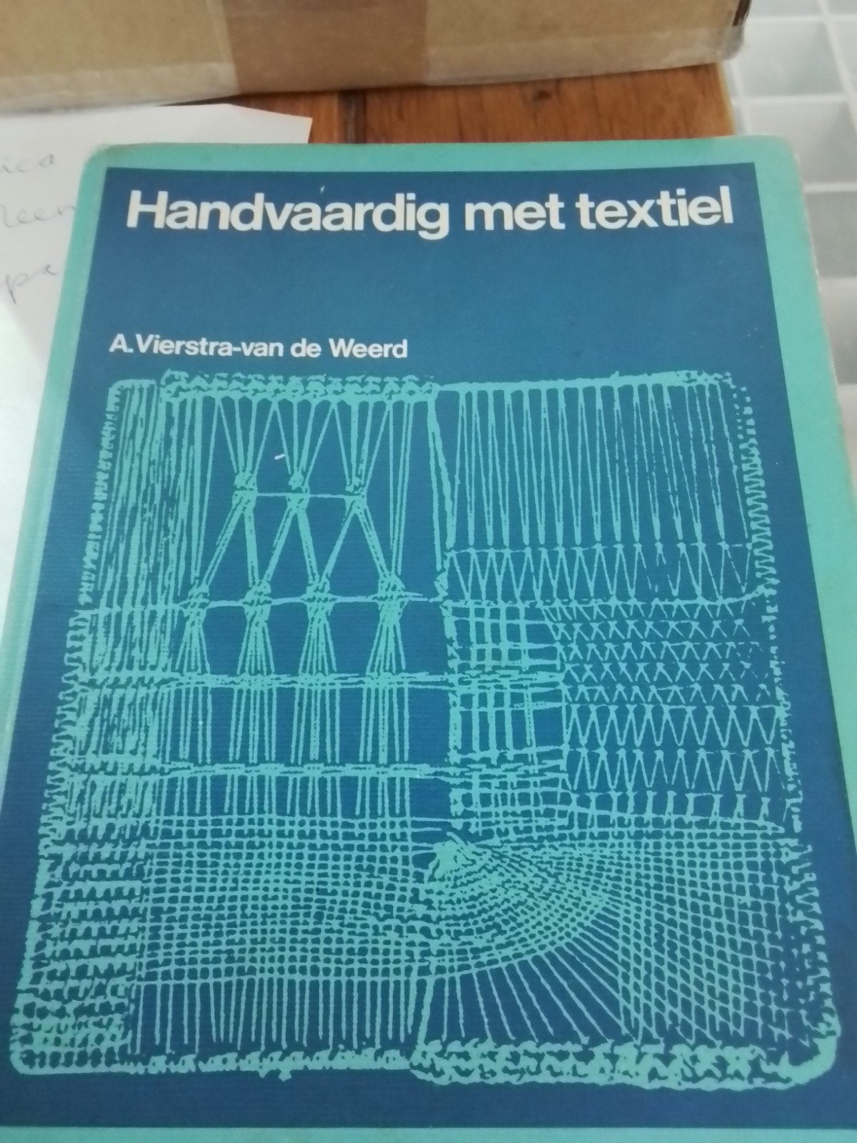 Handvaardig met textiel - A. Vierstra-van de Weerd (1969), Boeken, Ophalen of Verzenden, Gelezen, Borduren en Naaien, A. Vierstra-van de Weerd