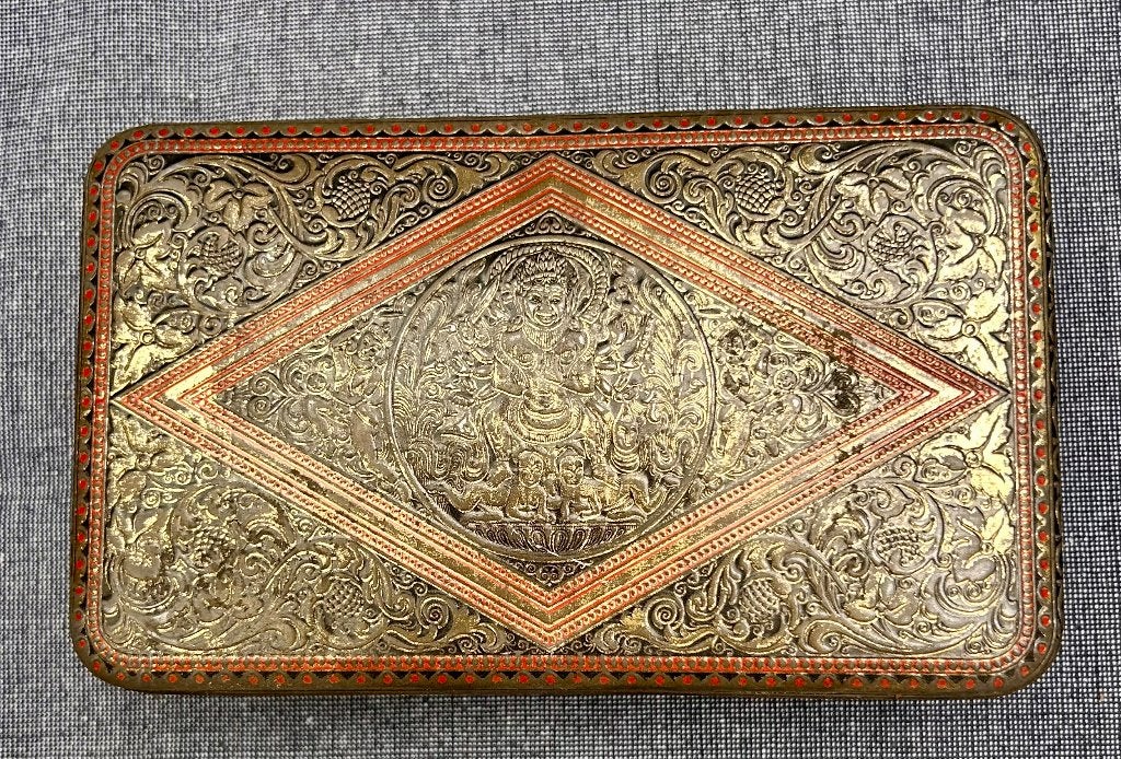 Antieke blikken doos Niemeijer tabak met reliëf en decoratie, Verzamelen, Ophalen, Gebruikt, Koek(jes), Overige merken