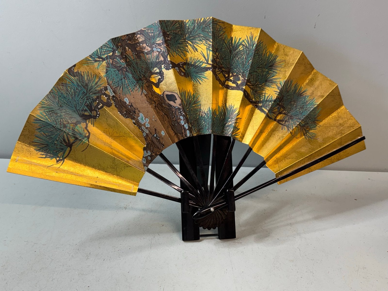 Decoratieve Japanse waaier met dennenboom motief, Ophalen of Verzenden