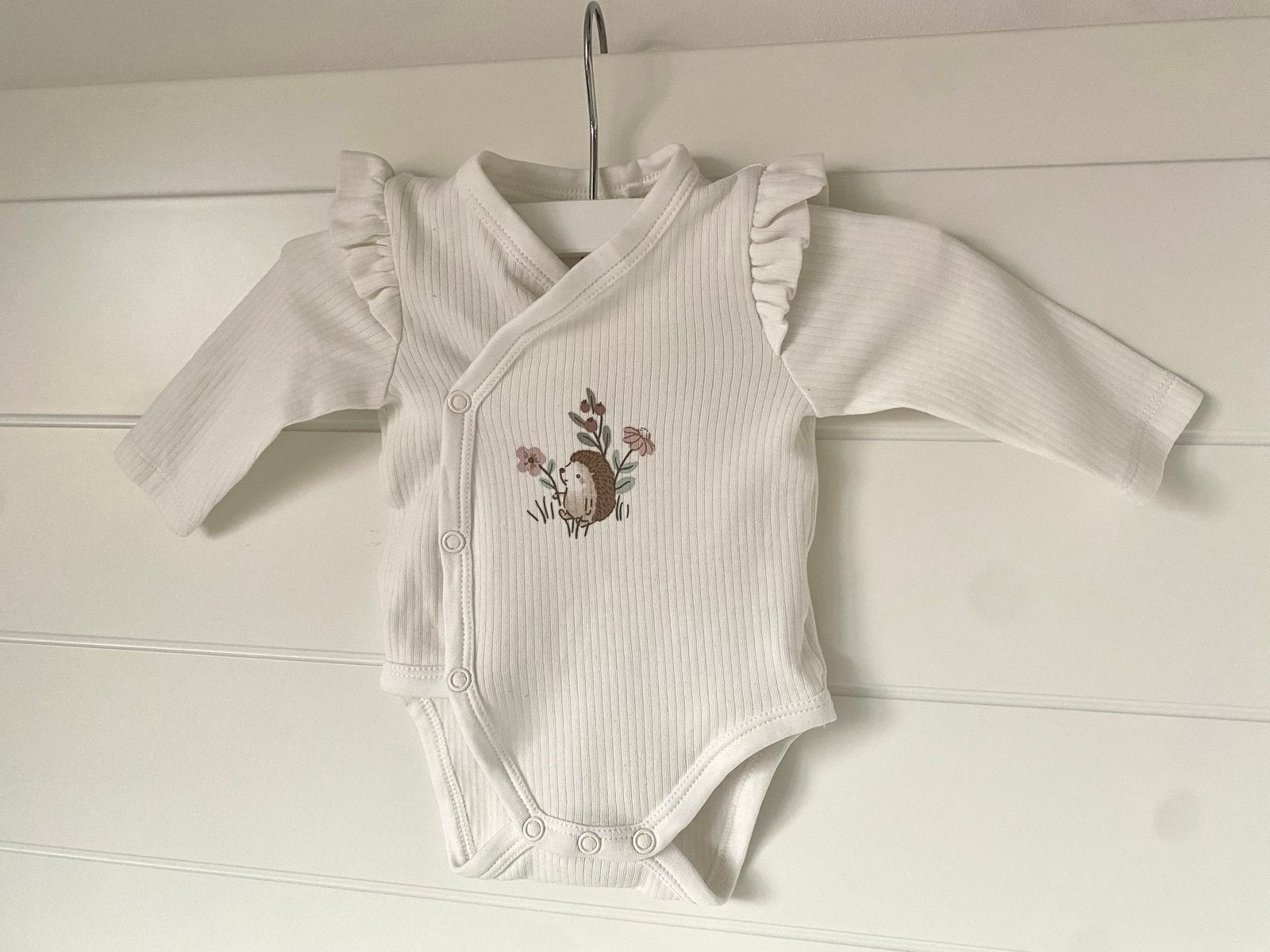 C&A Baby overslagromper wit met egelprint, maat 50, Ophalen of Verzenden, Zo goed als nieuw, Jongetje of Meisje, Nacht- of Onderkleding