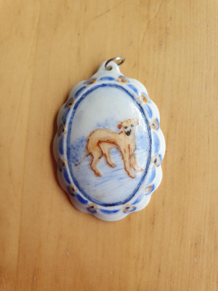 whippet hanger en broche, Overige materialen, 4 tot 7 cm, Ophalen of Verzenden, Zo goed als nieuw