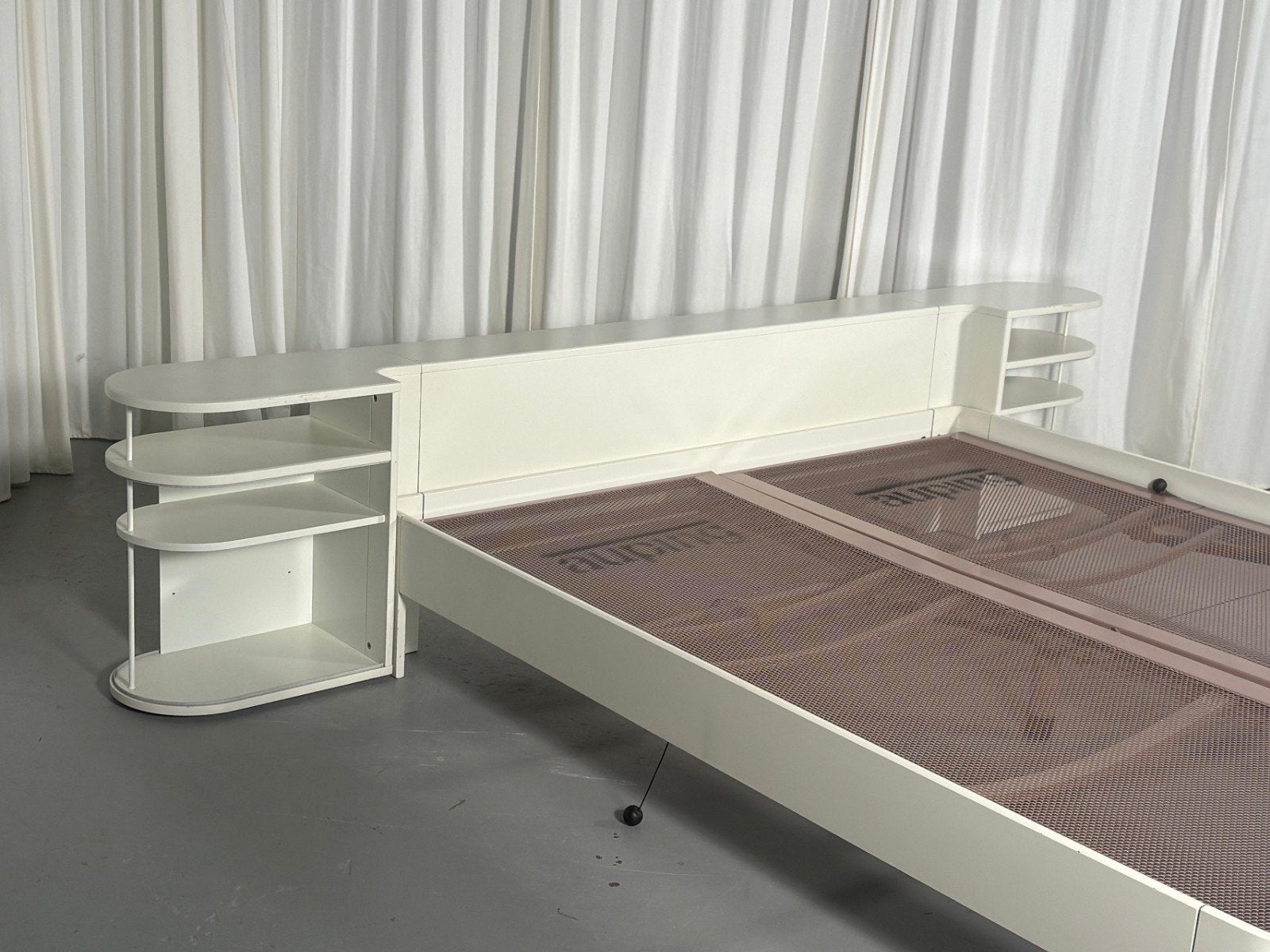 Auping Auronde bed met verstelbare bedbodems en nachtkastjes, Wit, Tweepersoons, Ophalen of Verzenden, 180 cm