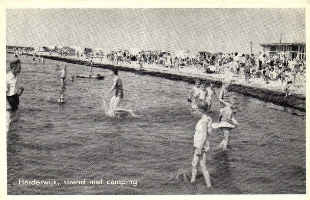Harderwijk, strand met camping - volk - ongelopen, Ophalen of Verzenden, 1940 tot 1960, Ongelopen, Gelderland