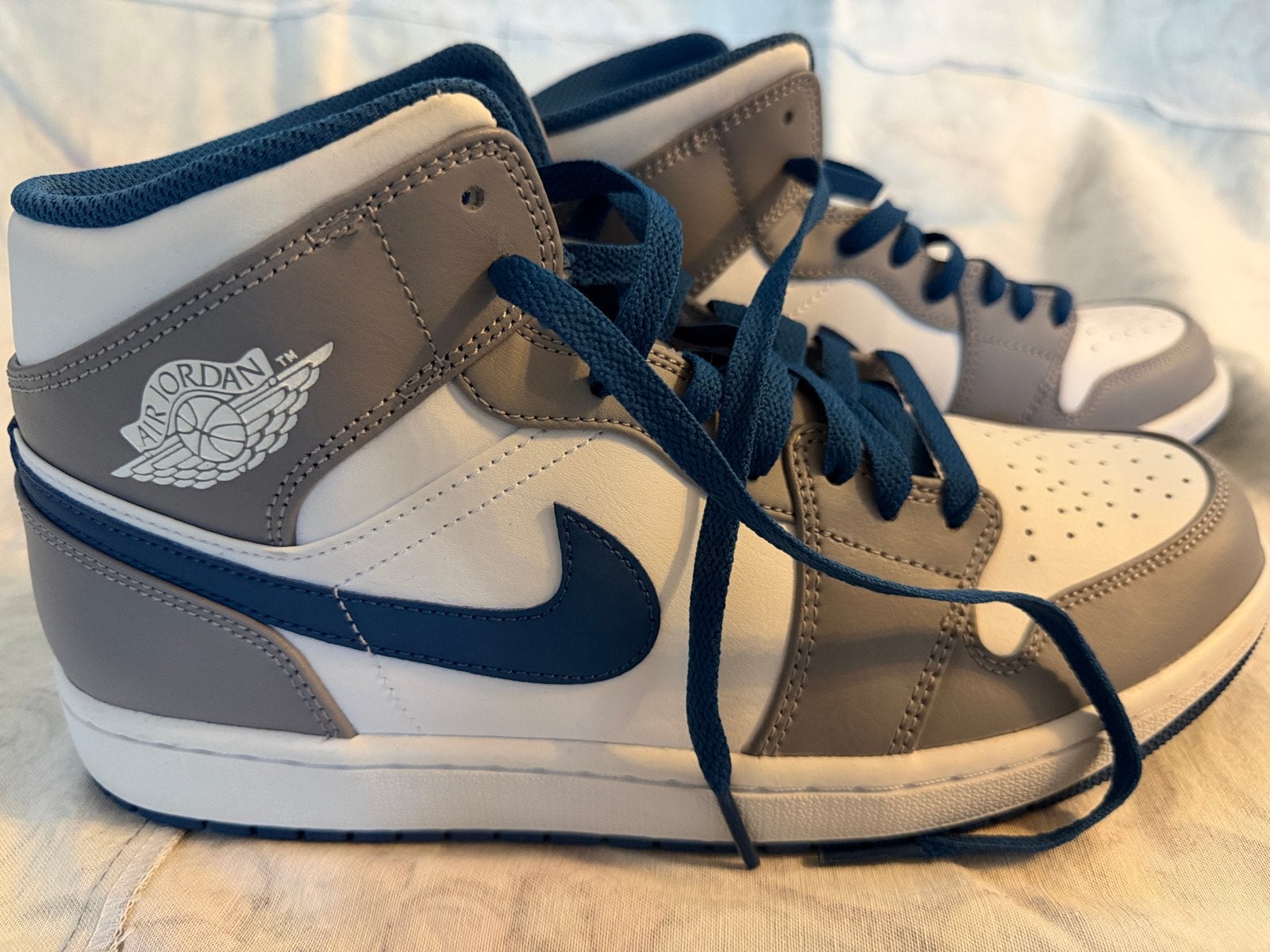 Nike Air Jordan 1 Mid Cement Grey True Blue (44.5) met bon, Kleding | Heren, Ophalen of Verzenden, Nieuw, Overige kleuren, Sneakers of Gympen