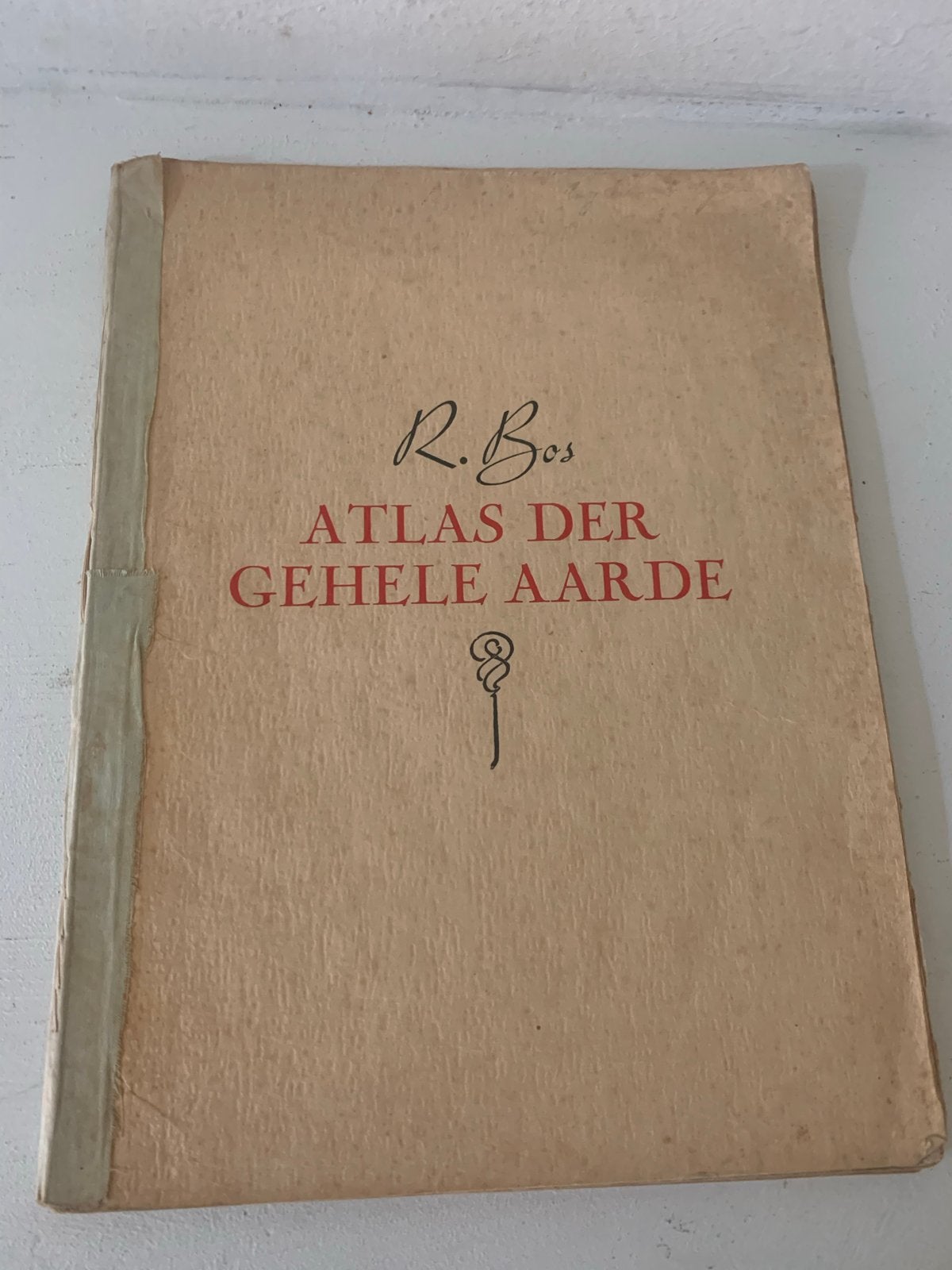 R. Bos Atlas der Gehele Aarde 1940 - Achttwintigste Druk, Boeken, Gelezen, Overige atlassen, Ophalen of Verzenden, 1800 tot 2000