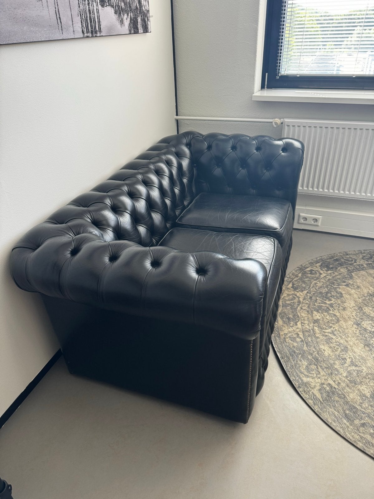 Stijlvolle Zwarte Chesterfield Tweezitsbank, Huis en Inrichting, Banken | Bankstellen, Ophalen, Gebruikt, 150 tot 200 cm, Tweepersoons